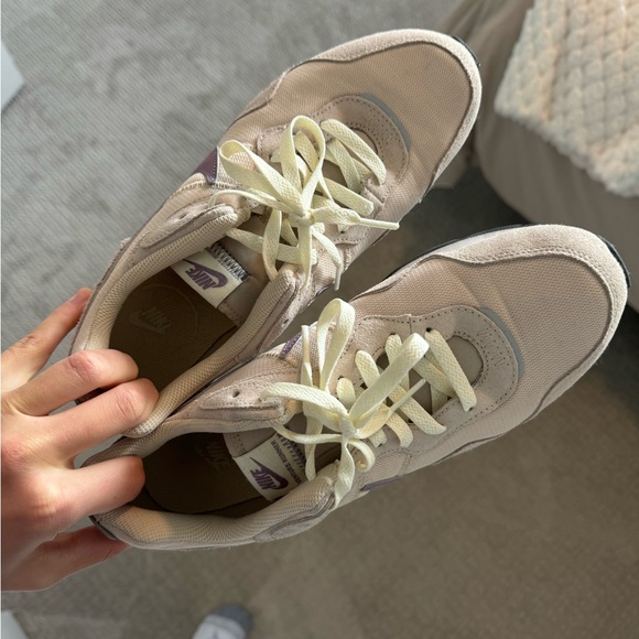 Women’s Nike shoes - Picture 2 of 2